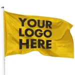 Bandera amarilla personalizada con logotipo impreso, instalada en un mástil.