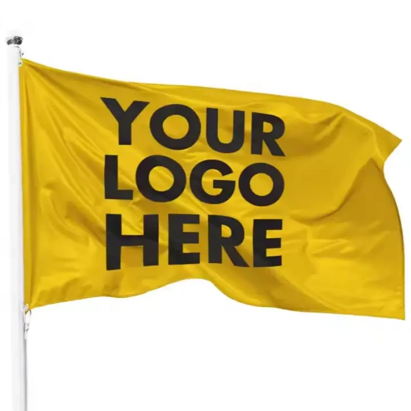 Bandera amarilla personalizada con logotipo impreso, instalada en un mástil.
