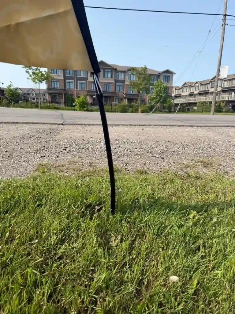 Mástil de bandera de pluma doblado por viento fuerte 1