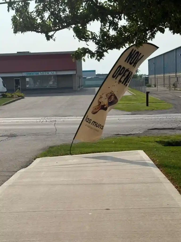Mástil de bandera de pluma doblado por viento fuerte 2