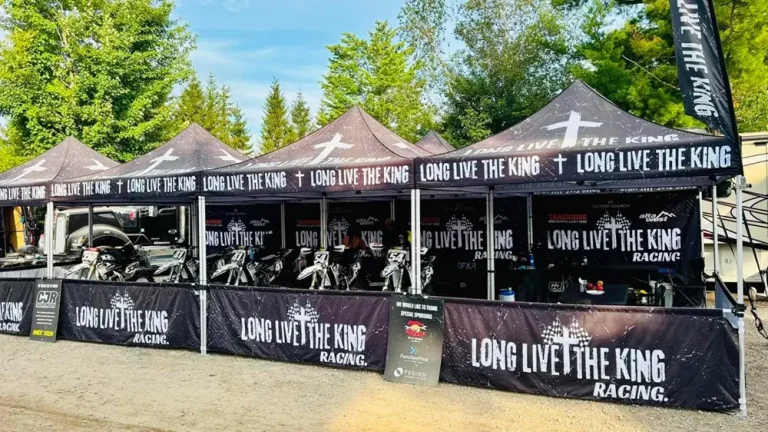 Ocho carpas con dosel personalizadas instaladas para un equipo canadiense de carreras
