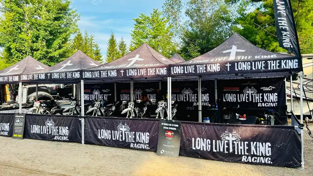 Ocho carpas con dosel personalizadas instaladas para un equipo canadiense de carreras