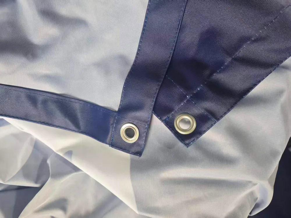 Detalle de borde reforzado y ojales metálicos de una lona personalizada