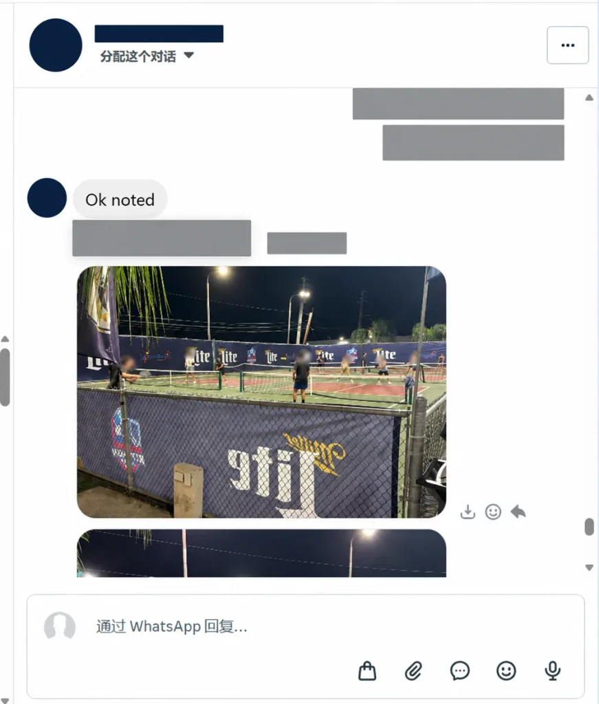 Foto del cliente de lonas de pickleball instaladas, con datos privados ocultos