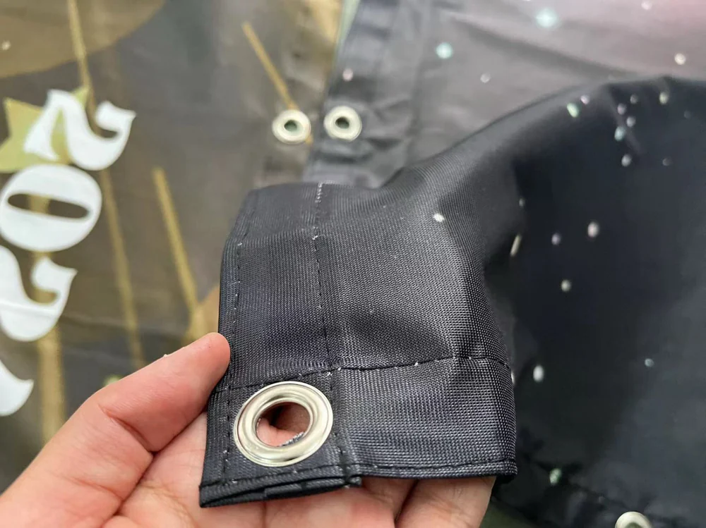Primer plano de un ojal metálico reforzado en una lona