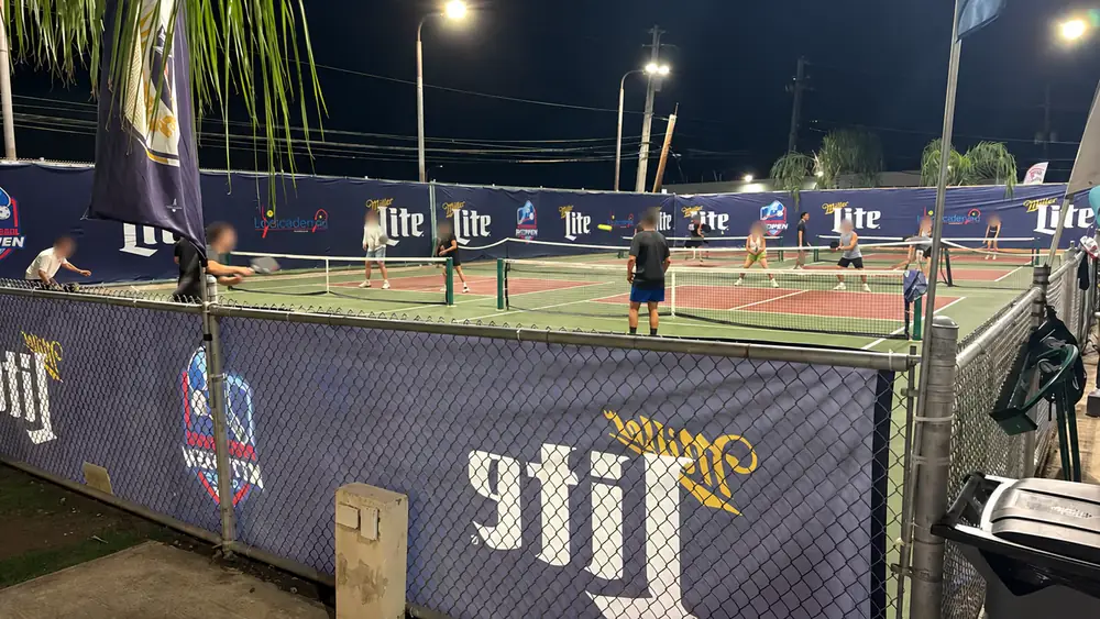 Lonas personalizadas instaladas en el perímetro de una cancha de pickleball